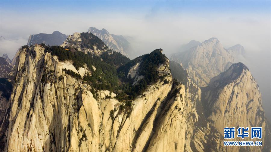 4月10日拍攝的華山東峰（右）與南峰（左）（無人機(jī)照片）。

位于陜西省華陰市的西岳華山，被稱為“奇險(xiǎn)天下第一山”。據(jù)了解，華山將于4月11日起恢復(fù)開放，每日最大游覽接待量不超過6000人。 新華社記者 陶明 攝