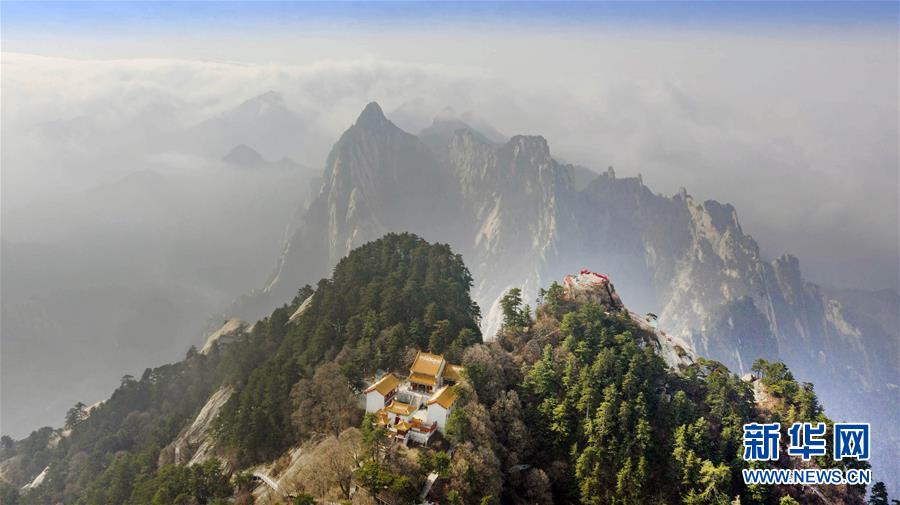 4月10日拍攝的華山南峰（無人機(jī)照片）。新華社記者 陶明 攝