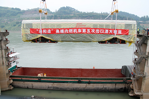 宜宾港全力以赴川货出川 四川省2021年首批出口内燃机车经宜宾港发往澳大利亚_fororder_机车在宜宾港装载中-摄影-何芳