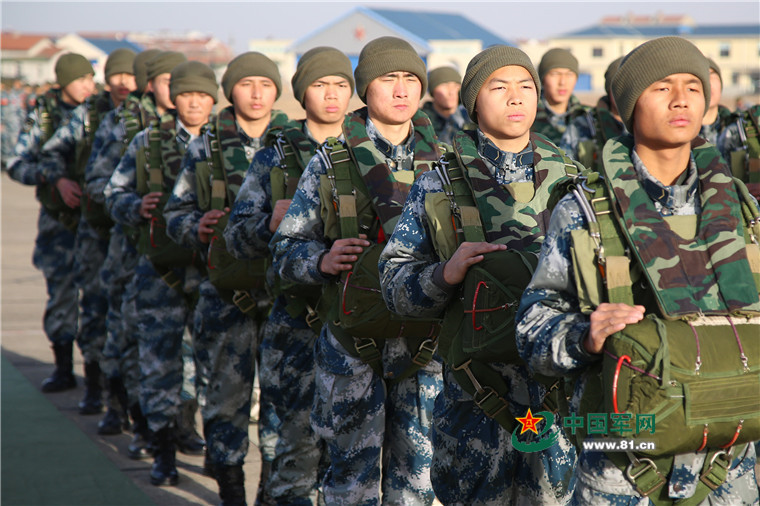 空降兵某团寒冬砺新兵