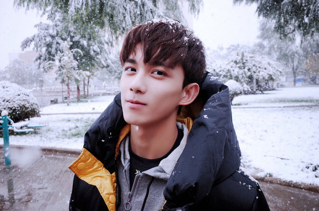 吴磊初雪暖心问候粉丝记得保暖 笑容暖化-国际
