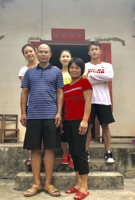 广西“最美家庭”培养出3名举重冠军 上演中国版《摔跤吧！爸爸》