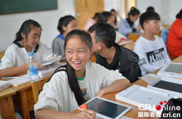 图片默认标题_fororder_雨城区中里中学的学生体验“平板电脑课堂”（刘艾萍摄影）