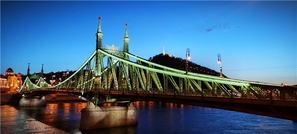 夜晚的布达佩斯自由桥