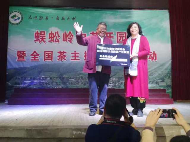 安徽歙县:茶直播助力 蜈蚣岭上卖茶忙 安徽歙县:茶直播助力 蜈蚣岭上卖茶忙