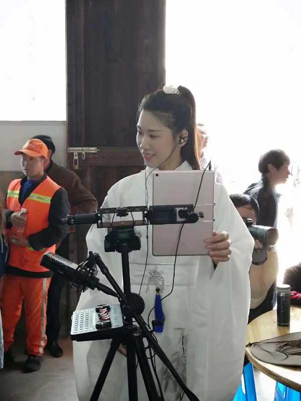 安徽歙县:茶直播助力 蜈蚣岭上卖茶忙 安徽歙县:茶直播助力 蜈蚣岭上卖茶忙