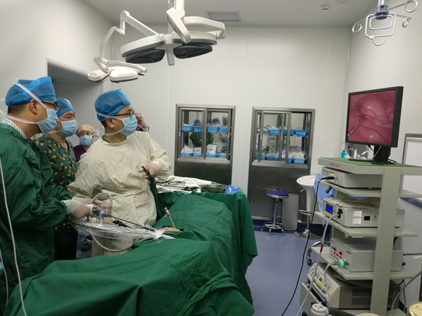 图片默认标题_fororder_5.援彝医生正在给病人实施手术