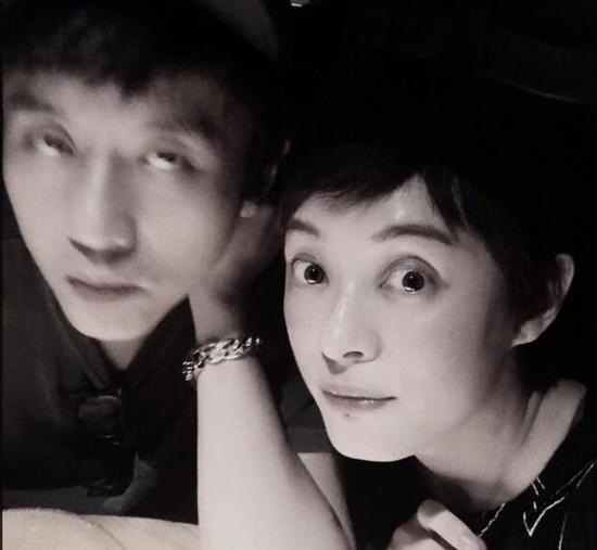 孙俪晒夫妻合影 邓超一如既往被黑"帅到模糊"