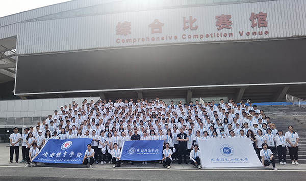 “相约幸福成都”2021年田径邀请赛落幕 志愿者泪洒赛场_fororder_志愿者合影留念-供图-成都大运会执委会