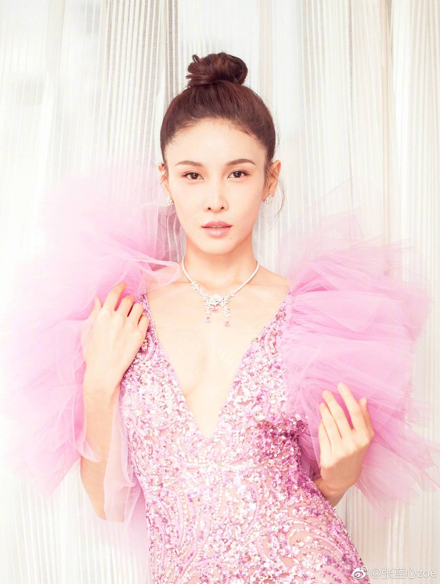 张蓝心曾是国家运动员 被成龙发掘演电影获封性感女神
