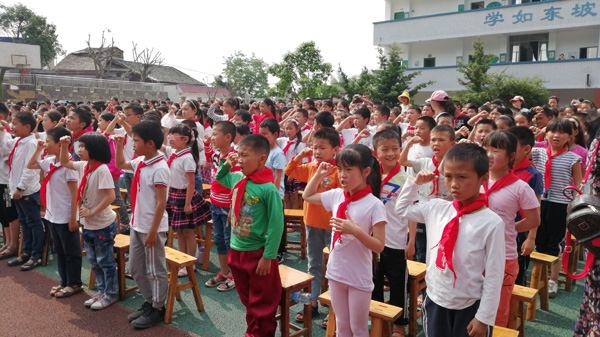 图片默认标题_fororder_现场人员一起宣读倡议书