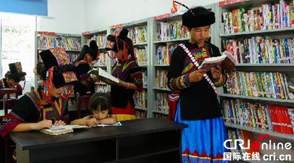 图片默认标题_fororder_彝族同胞在新建的图书馆看书（供图-峨边彝族自治县委宣传部）
