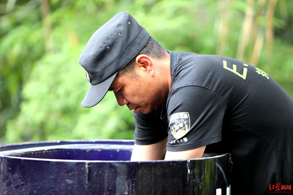 (转载)四川宜宾一工地惊现锈蚀炮弹 “拆弹专家”穿70斤重的排爆服成功排险_fororder_2