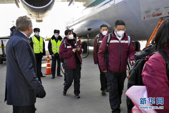 中国政府赴俄罗斯抗疫医疗专家组抵达莫斯科