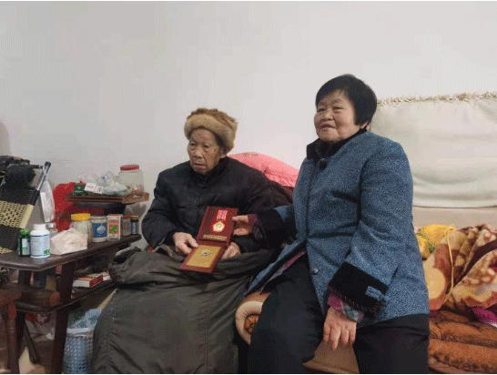 成都新津:医保助推幸福生活 长期照护险全覆盖_fororder_廖谋越(左)及其家属-供图-新津区委宣传部