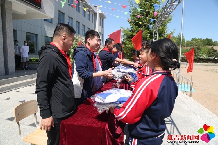 延吉市太阳学校学生穿上了新校服