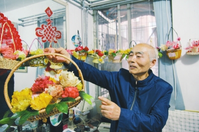 老人用鸡蛋面粉做“牡丹”不仅好看还能吃