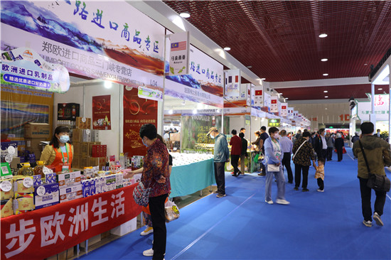 第八届中国特色商品博览交易会在三门峡举行_fororder_特博会“一带一路”进口商品专区。 摄影 张芸曦.JPG