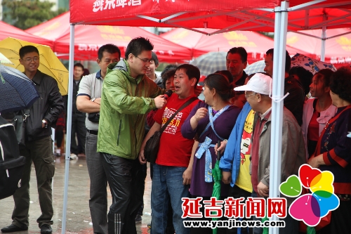 州暨延吉市中国旅游日宣传活动在时代广场举行