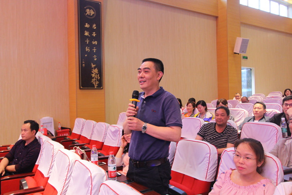 图片默认标题_fororder_观众互动环节。（杨晓川-摄）