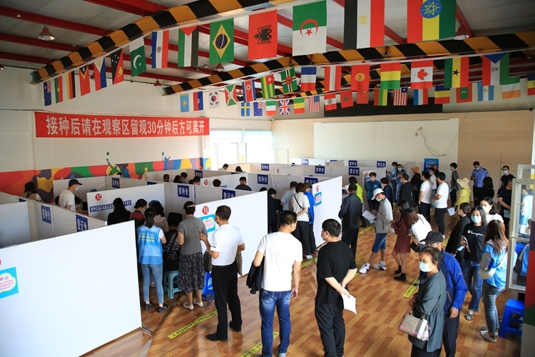 延吉大型新冠疫苗临时接种点启用首日 市民积极接种_fororder_3图说:疫苗接种现场 供图 延吉市委宣传部.JPG