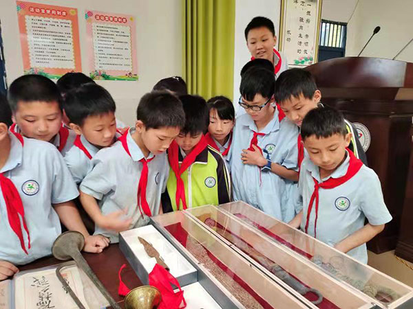 眉山仁寿:红色藏品走基层 党史教育入人心_fororder_孩子们正在参观藏品-供图-仁寿县委宣传部