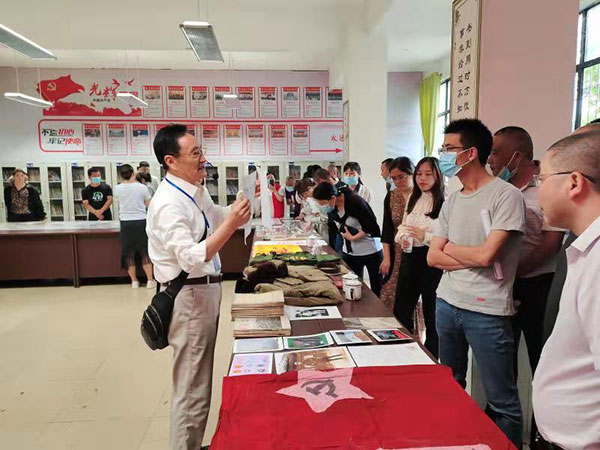 眉山仁寿:红色藏品走基层 党史教育入人心_fororder_群众正在参观藏品-供图-仁寿县委宣传部