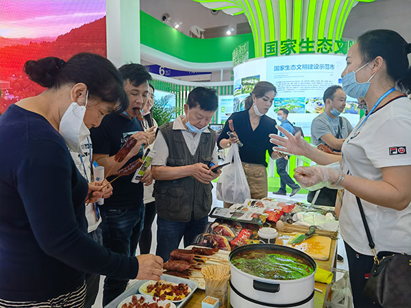 巴中市借力西洽会 助推文旅经济发展_fororder_展出现场的巴中特色农产品受嘉宾们追捧