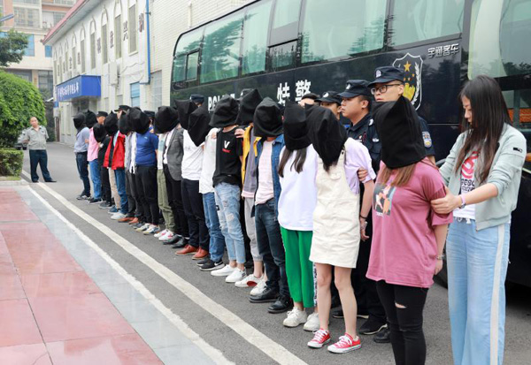 图片默认标题_fororder_违法犯罪嫌疑人被警方押解回华蓥市