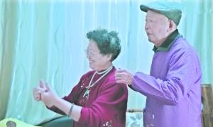 网红奶奶玩直播帮老伴“治病”引爆网络