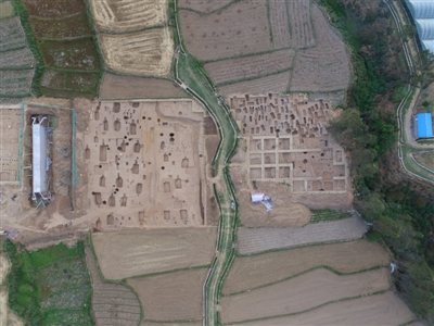 四川考古首次大规模发现半地穴式房址 一古代手术刀出土