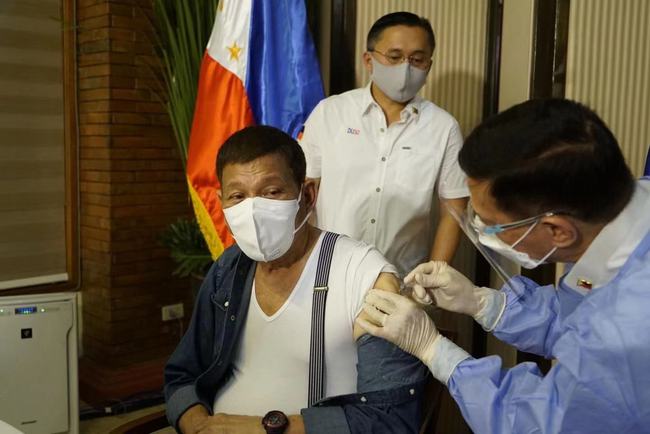 杜特尔特的这道命令，扫了谁的兴？_fororder_图3 当地时间5月4日,菲律宾总统杜特尔特接种中国新冠疫苗。（来源：新华社）
