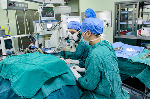 图片默认标题_fororder_自贡市第一人民医院眼科正在进行日间手术（摄影-杨梦婧）
