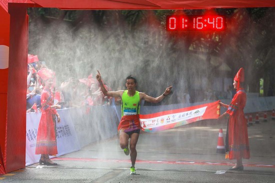 广西启迪·南宁生态半程马拉松赛热力开跑