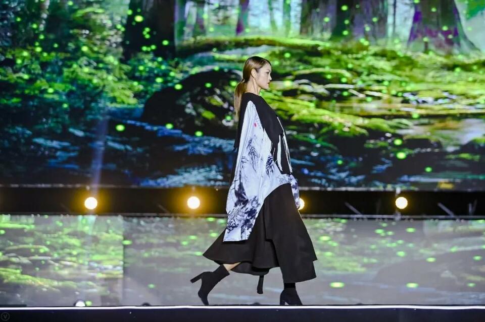 【教育频道 热点新闻】第十一届国际大学生时尚设计盛典颁奖典礼在燕京理工学院举行