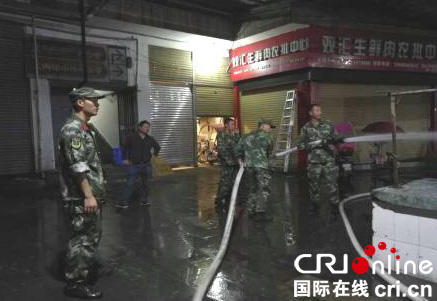 图片默认标题_fororder_消防武警中队对市场杂物进行清除（天全县创卫办供图）