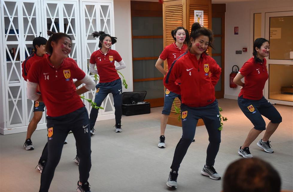 Chinese women's football in France to celebrate the Chinese New Year