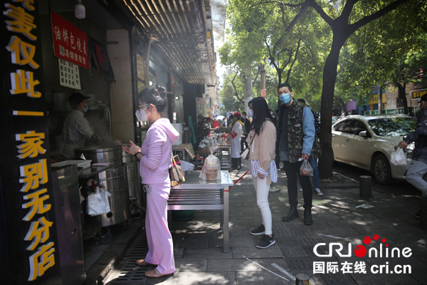 武汉“网红”早餐店重新开业 62岁老板：信心蛮足 原材料涨了我们不能涨
