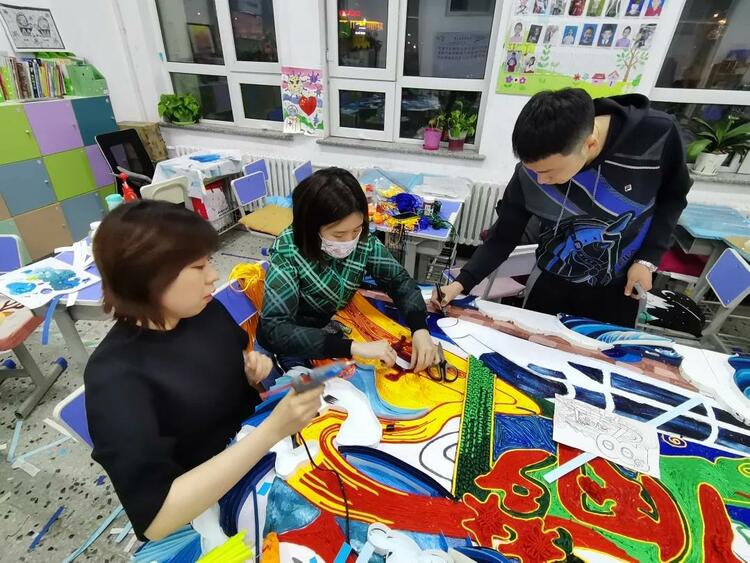哈尔滨市群力实验小学校美术团队绘制画卷再现中国共产党百年征程_fororder_微信图片_20210526164633