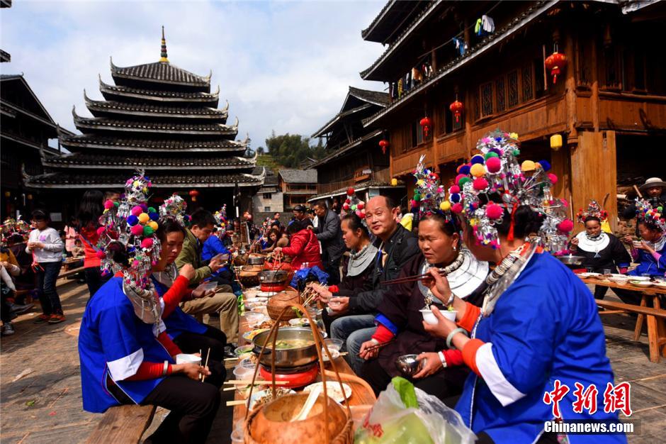 当地侗族民众以百家宴,百人纺纱,民俗游行等活动招待八方游客,浓郁