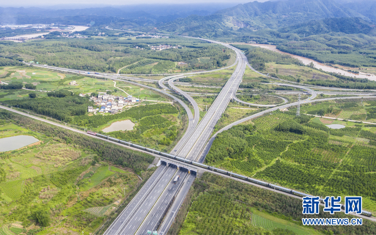 沿着高速看中国｜大道通衢绘就乡村振兴致富路