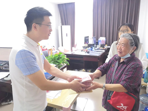 成都邛崃市退休老党员一次性交纳6万元党费谢党恩_fororder_段逊芳(右)交党费-供图-邛崃市委宣传部