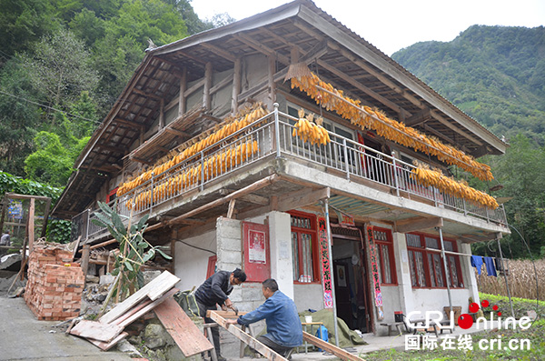 图片默认标题_fororder_改厕现场-李杨摄