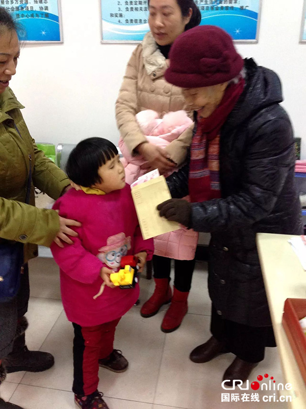 图片默认标题_fororder_2016年1月19日，老党员王立玉献爱心为残疾人儿童送上300元春节慰问费（犍为宣传部供图）