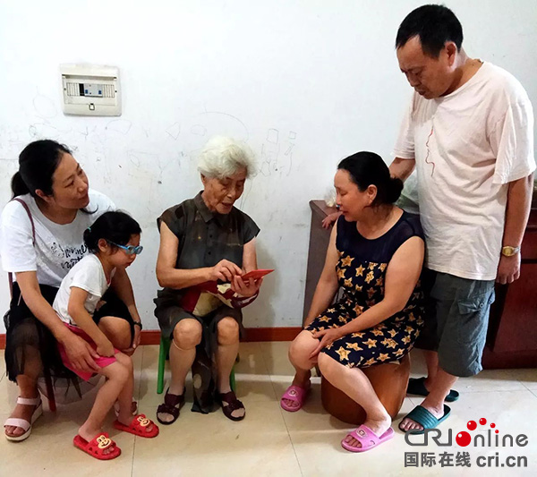 图片默认标题_fororder_2017年7月，王立玉到贫困党员李丛甫家关心脑瘫儿童，为双胞胎脑瘫儿童送上1000元慰问金（犍为宣传部供图）