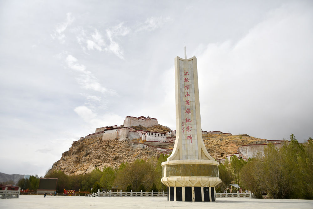 这是5月10日在江孜县拍摄的江孜宗山英雄纪念碑和江孜宗山古堡.