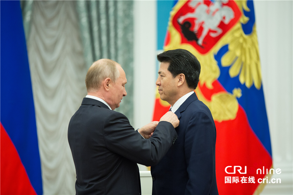 图片默认标题_fororder_1、普京总统向李大使授勋(1)