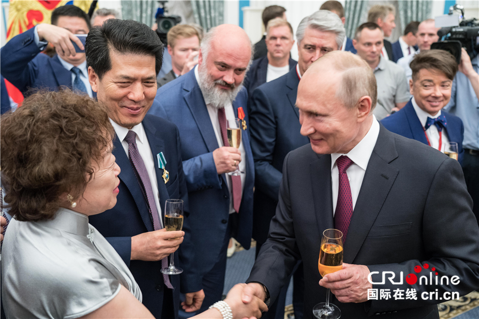 图片默认标题_fororder_5、普京总统与李大使夫妇亲切交谈