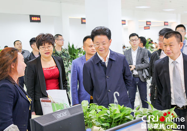图片默认标题_fororder_张昭国率队调研区政务服务中心新址