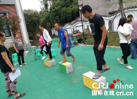 图片默认标题_fororder_指导居民科学锻炼（摄影-袁丽）